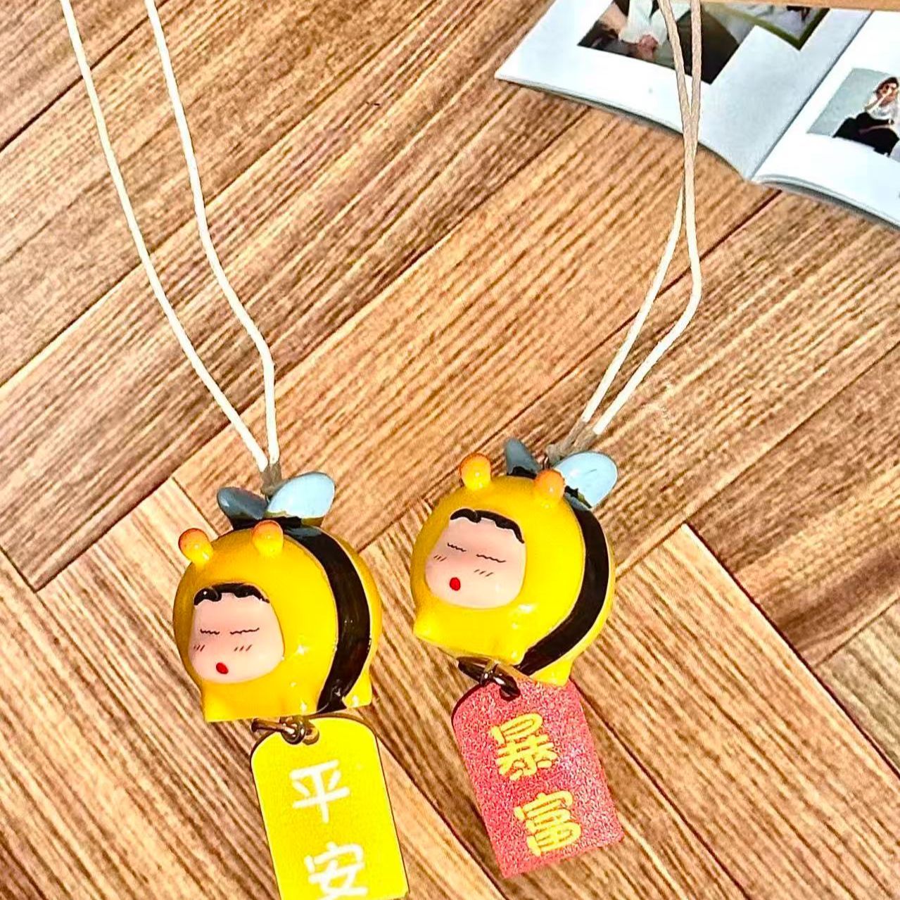 クレヨンしんちゃん ハチのコスプレフィギュア 車用吊り下げペ - Car Accessories Essentials のレビューと価格