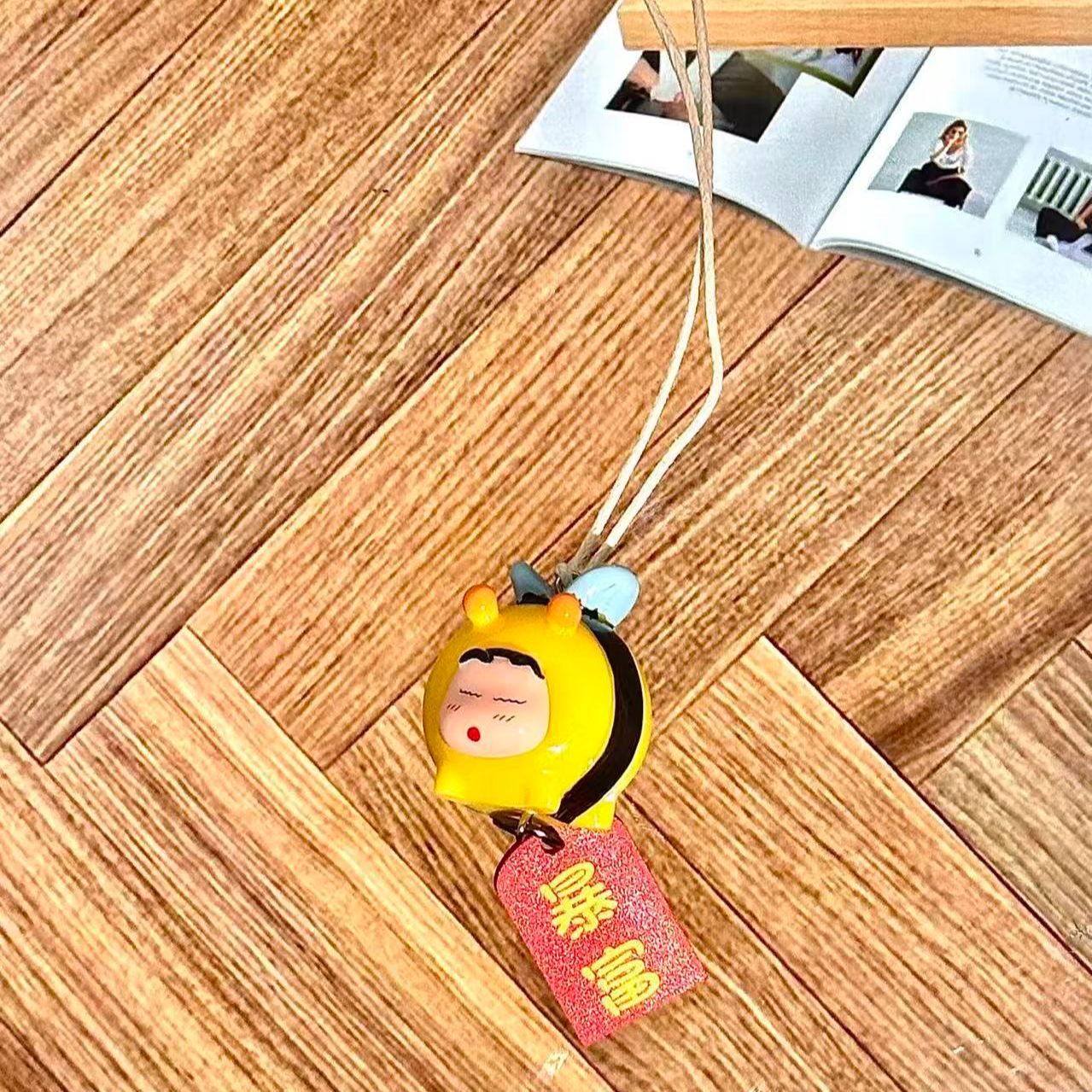 クレヨンしんちゃん ハチのコスプレフィギュア 車用吊り下げペ - Car Accessories Essentials のレビューと価格