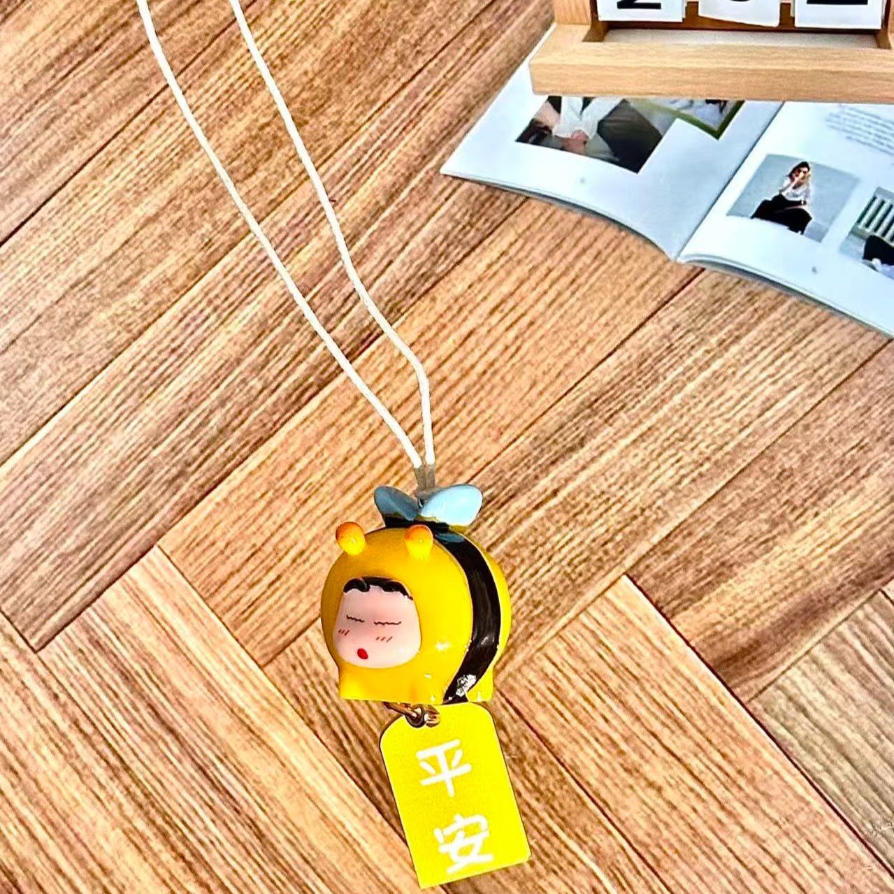 クレヨンしんちゃん ハチのコスプレフィギュア 車用吊り下げペ - Car Accessories Essentials のレビューと価格